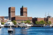 Rathaus und Hafen in Oslo