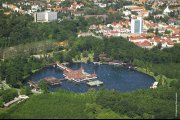 Blick auf Heviz und die Badenanstalten im Hevizer Thermalsee